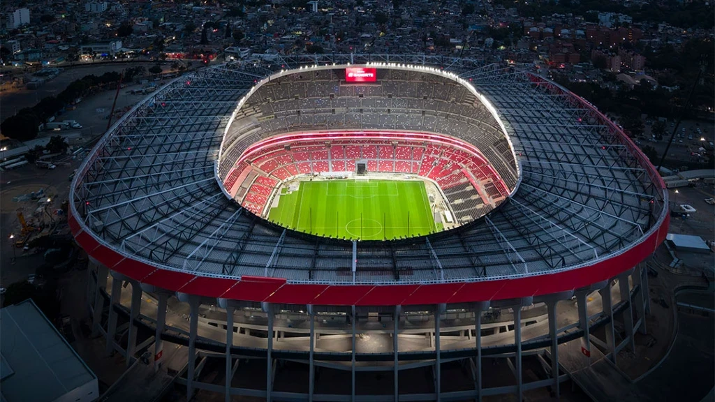 Estadio lleno durante un partido de fútbol